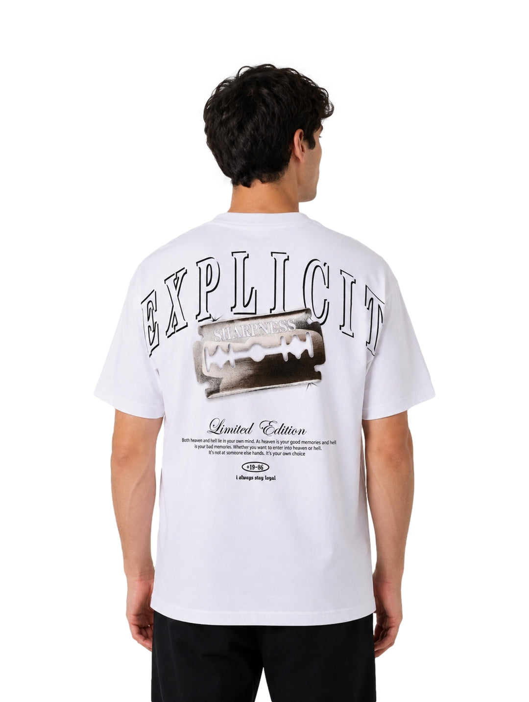 Hombre vistiendo una playera blanca de manga corta con estampados negros en el pecho.