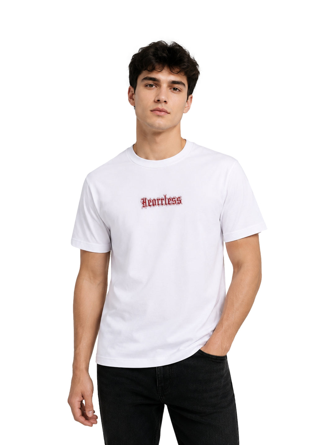 Hombre vistiendo playera blanca de manga corta con texto rojo &