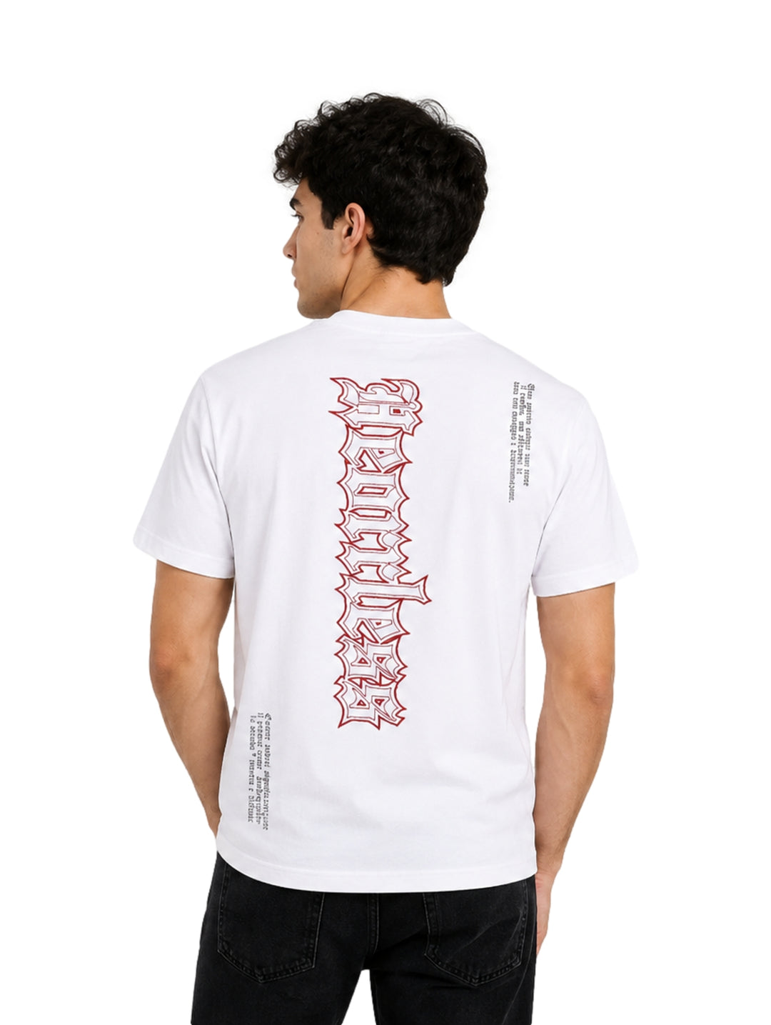 Hombre vistiendo playera blanca de manga corta con texto rojo &