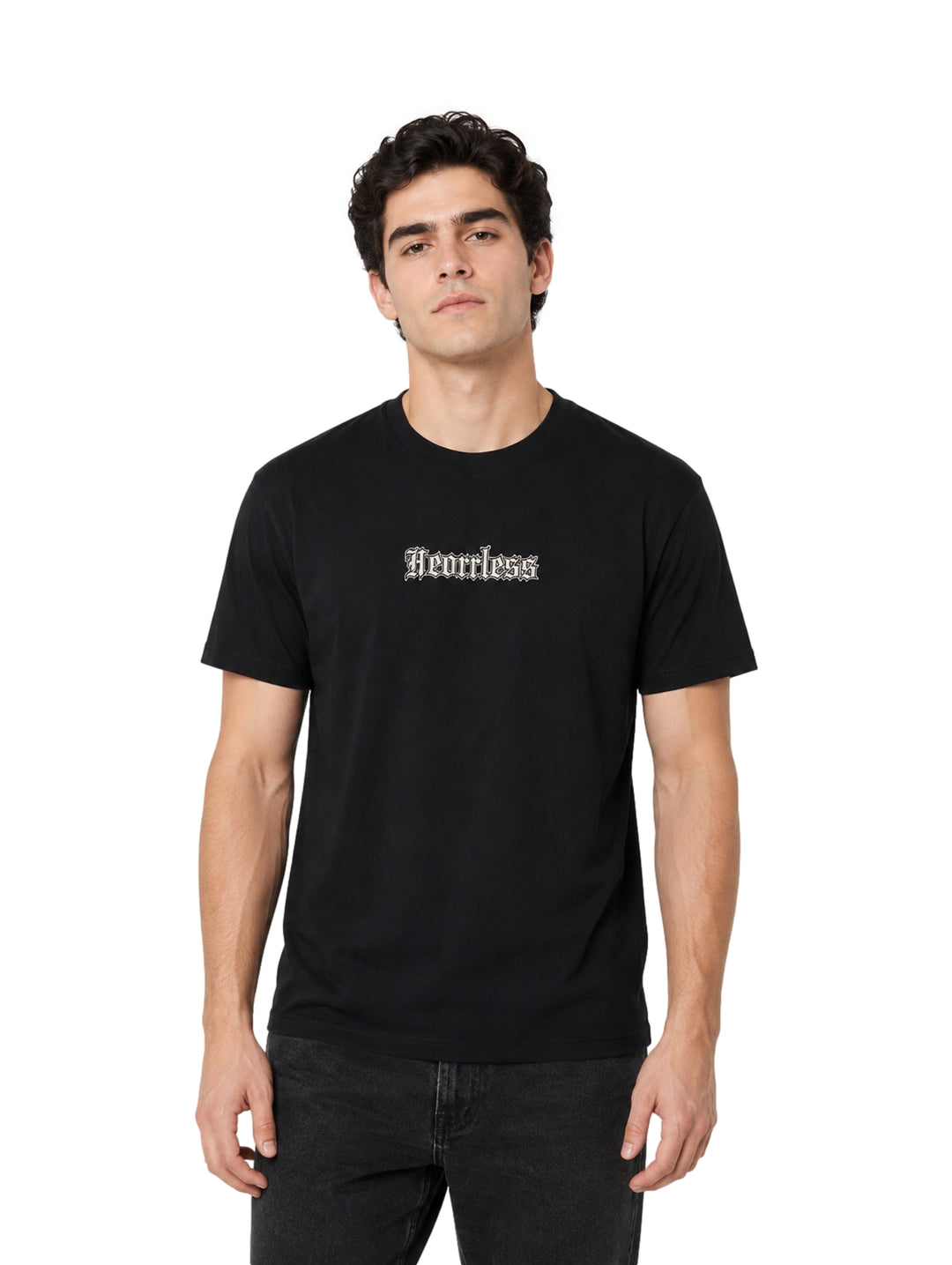 Hombre vistiendo una playera negra de manga corta con texto en el pecho.