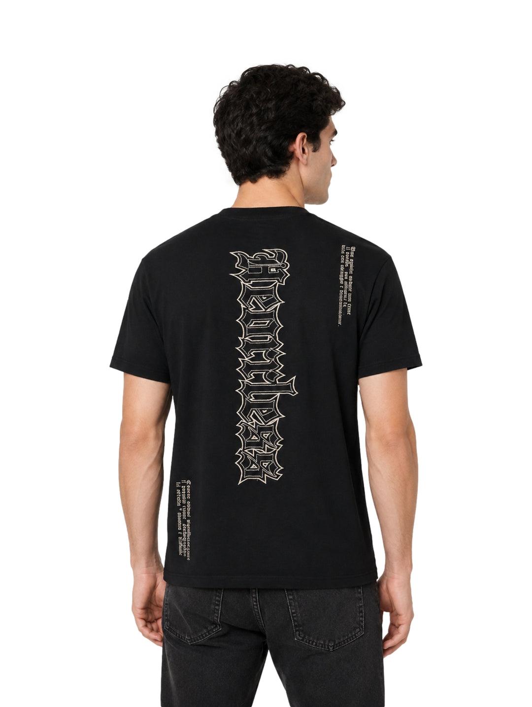 Hombre vistiendo una playera negra de manga corta con texto en el pecho.