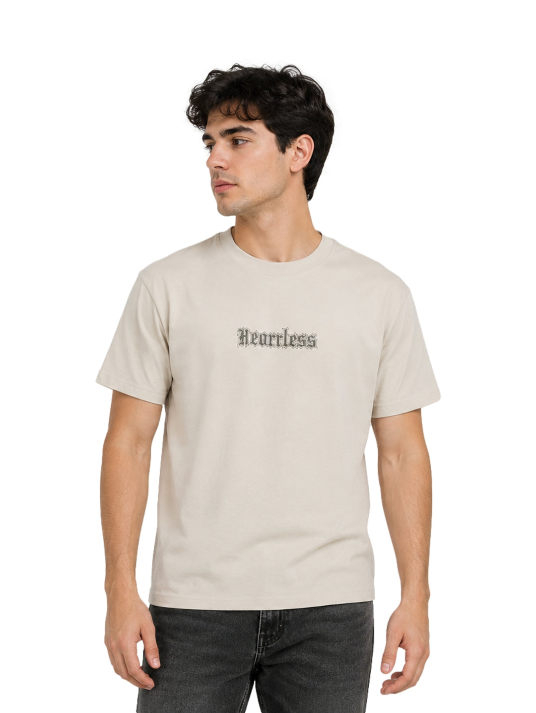 Hombre vistiendo playera color beige de manga corta con estampado frontal.