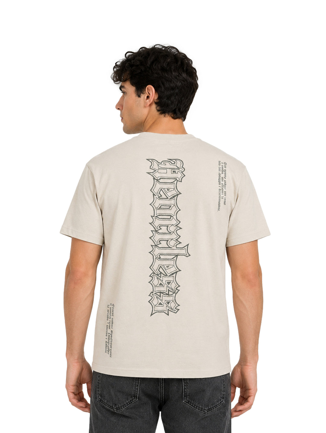 Hombre vistiendo playera color beige de manga corta con estampado frontal.