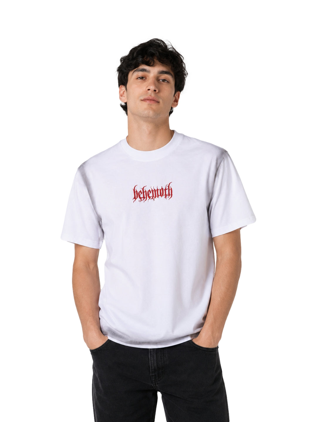 Hombre vistiendo playera blanca de manga corta con texto rojo en el pecho.