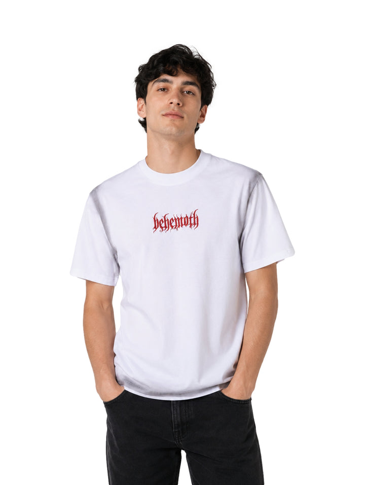 Hombre vistiendo playera blanca de manga corta con texto rojo en el pecho.