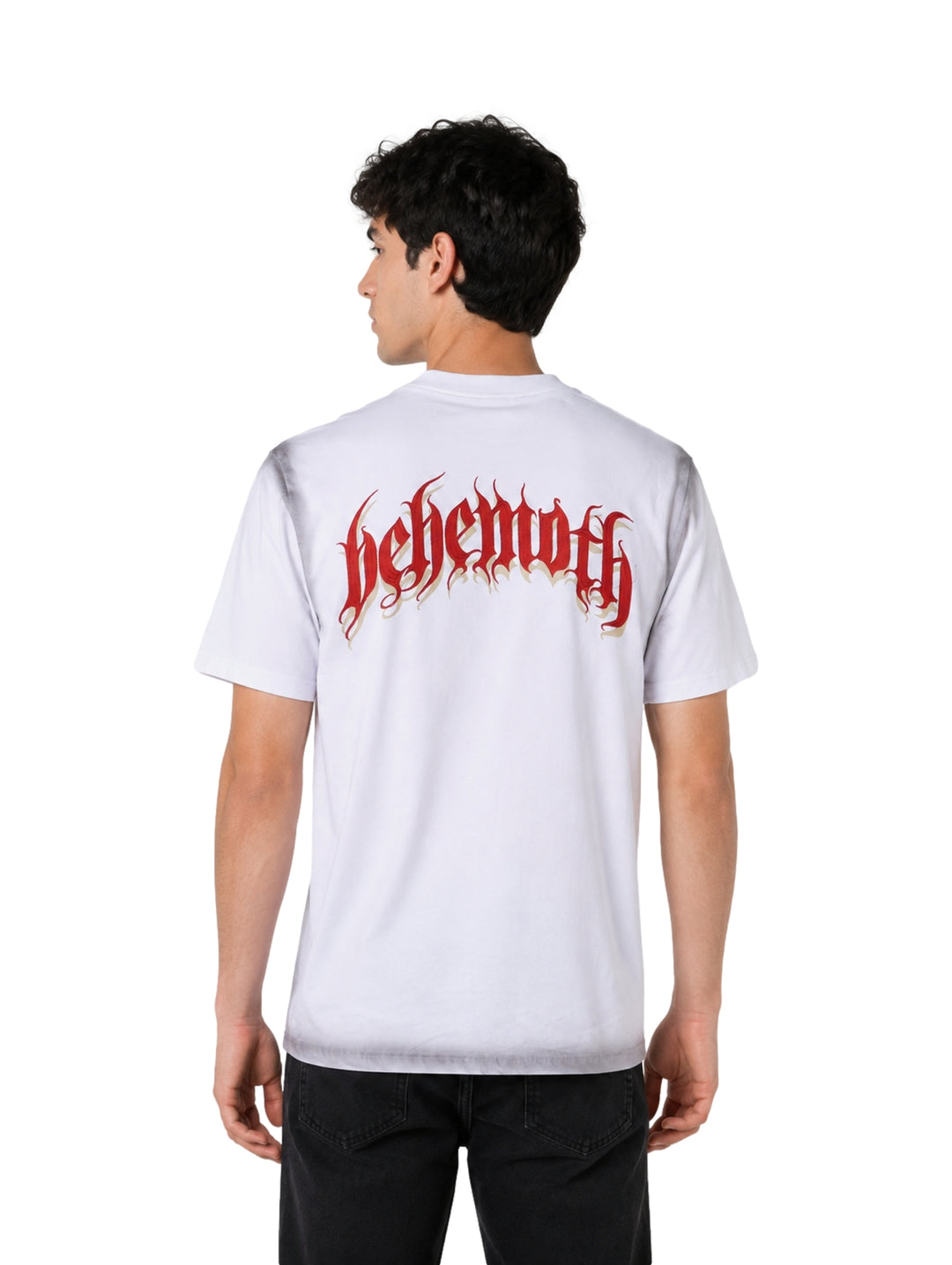 Hombre vistiendo playera blanca de manga corta con texto rojo en el pecho.