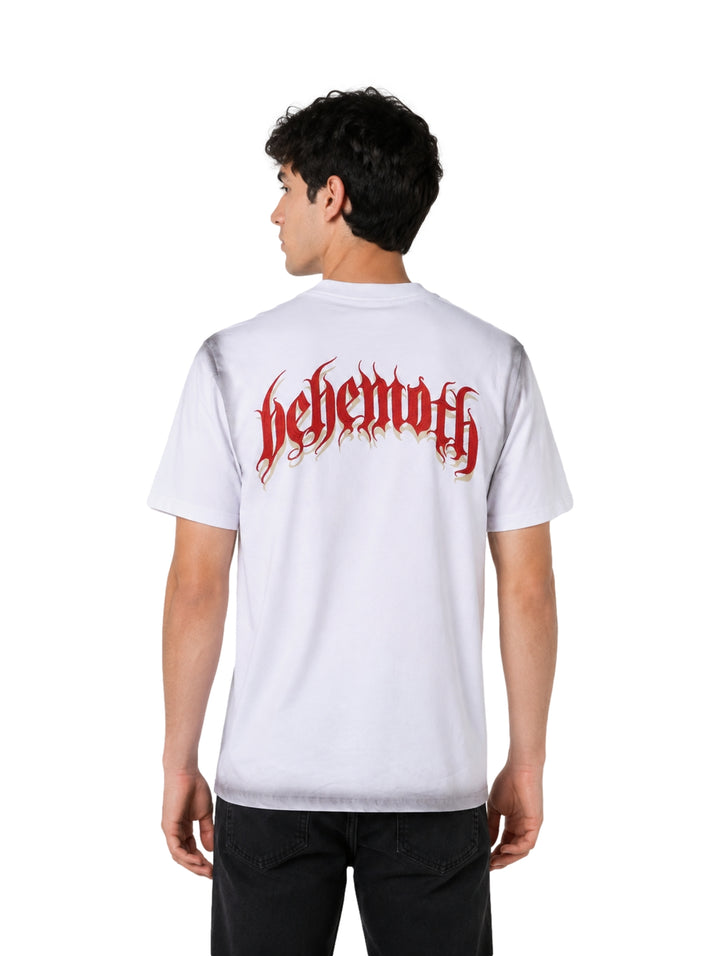 Hombre vistiendo playera blanca de manga corta con texto rojo en el pecho.