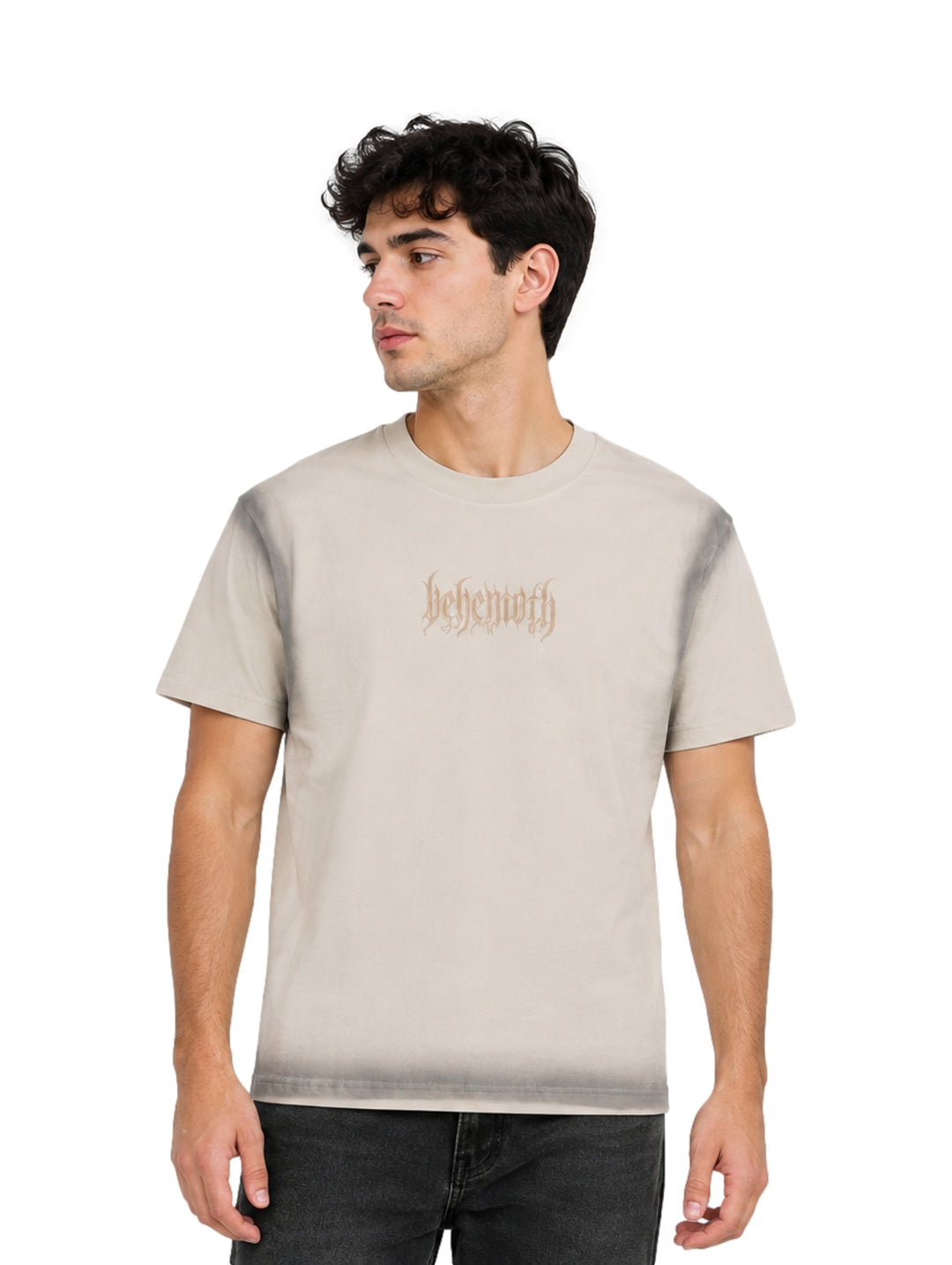 Hombre vistiendo playera beige de manga corta con detalles degradados en gris y estampado gótico central.
