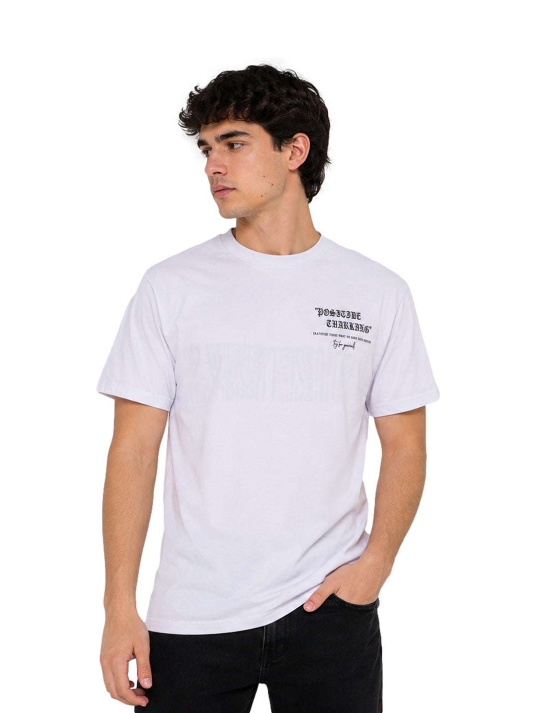 Hombre vistiendo playera blanca de manga corta con estampado pequeño en el pecho.