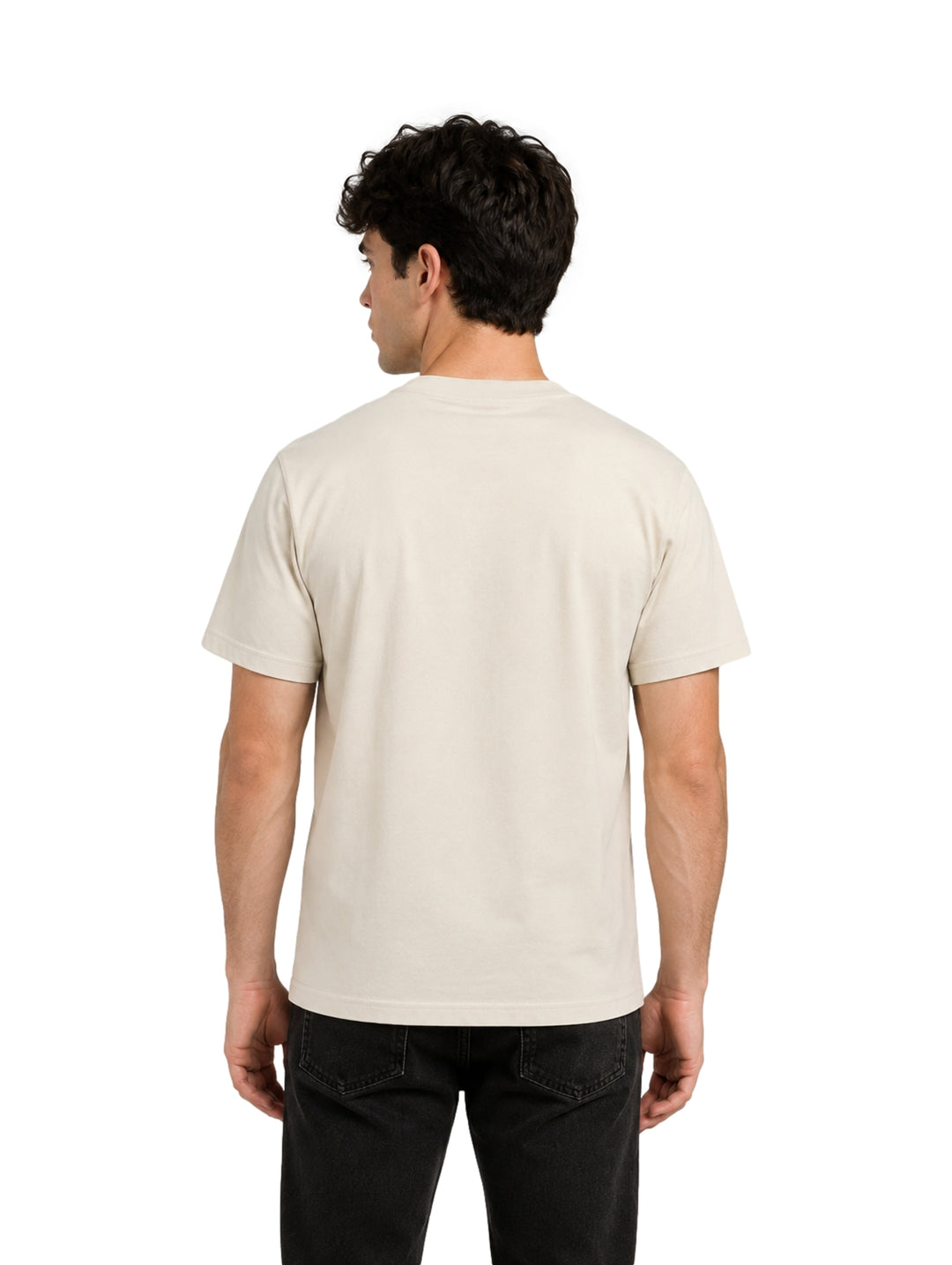 Hombre vistiendo playera color beige de manga corta con estampado frontal.