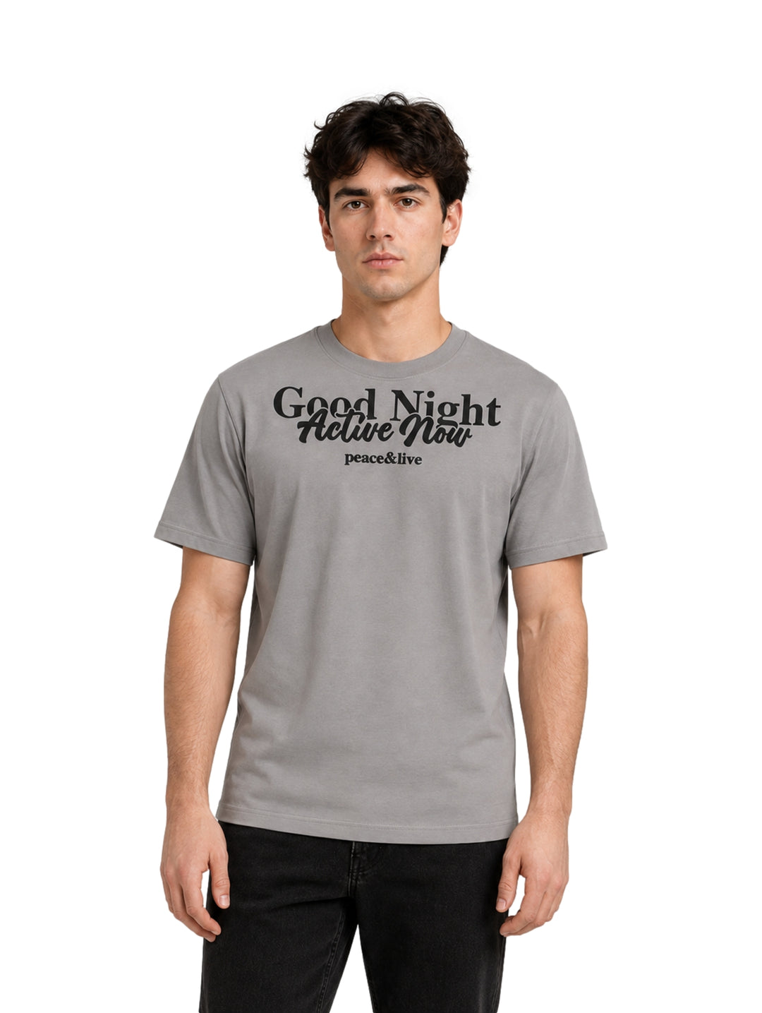 Hombre vistiendo una playera gris de manga corta con texto negro en el pecho.