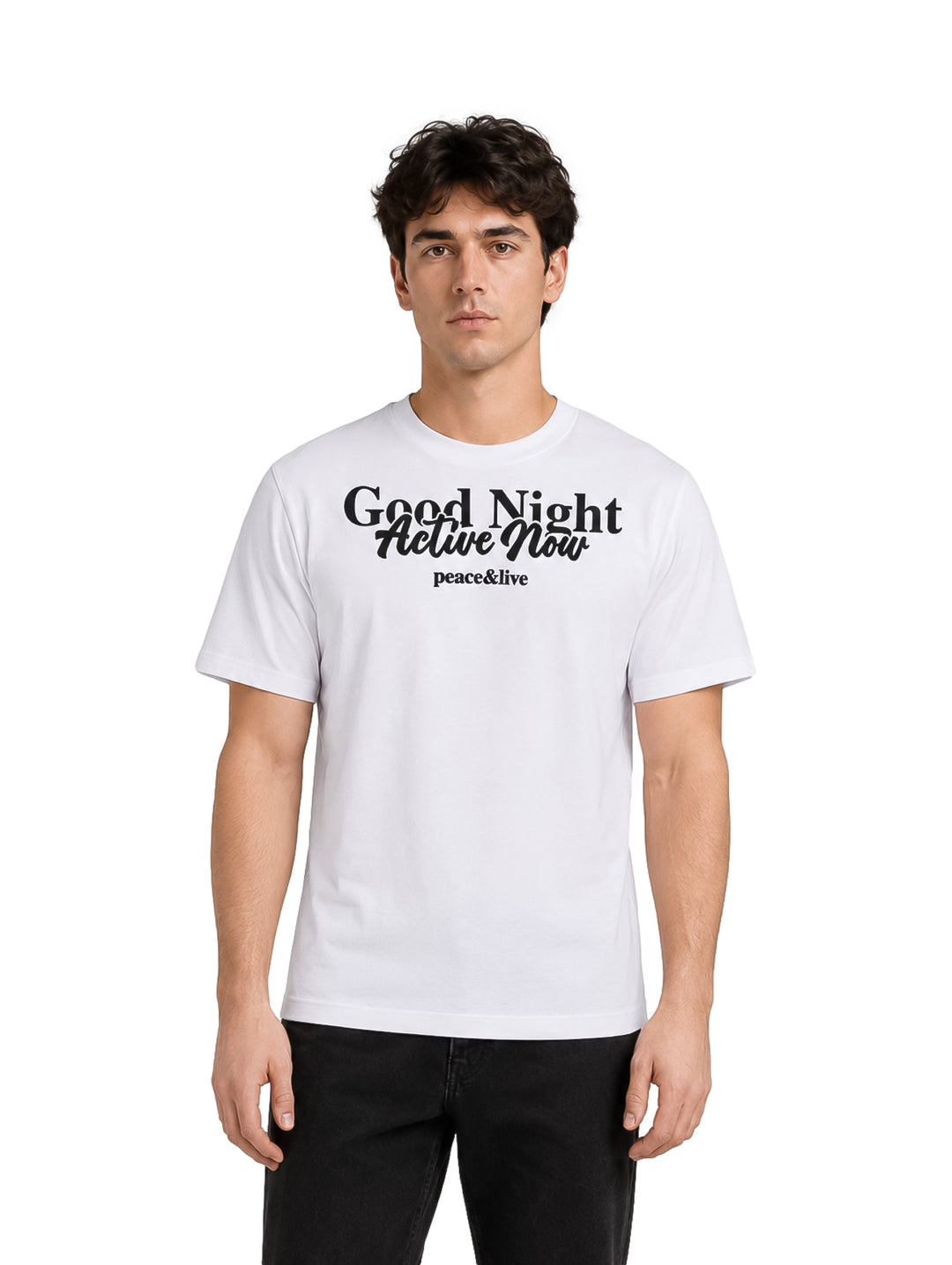 Hombre vistiendo playera blanca de manga corta con texto negro en el pecho.