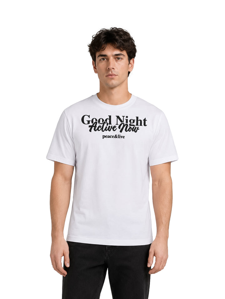 Hombre vistiendo playera blanca de manga corta con texto negro en el pecho.