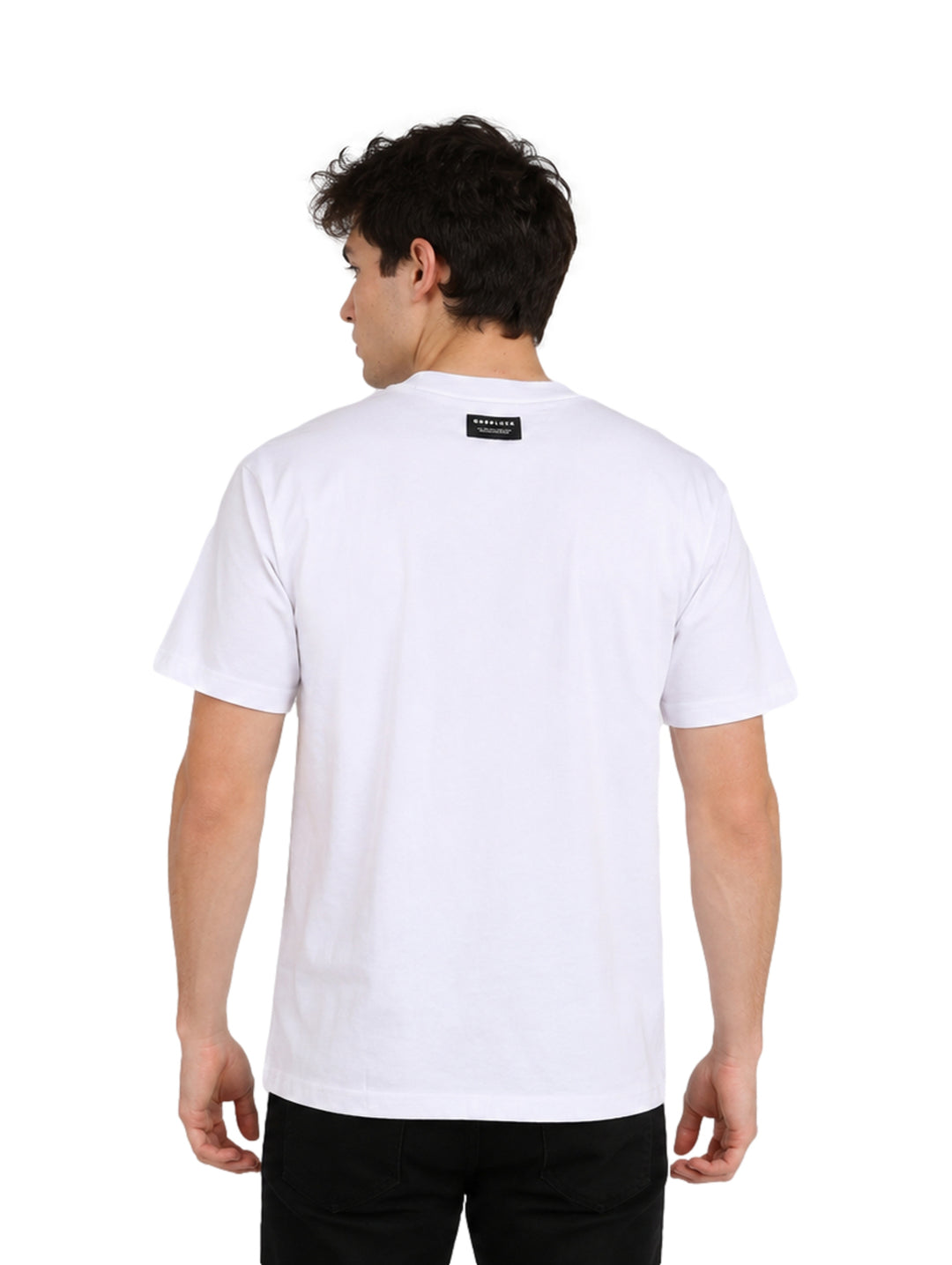 Hombre vistiendo playera blanca de manga corta con texto negro en el pecho.