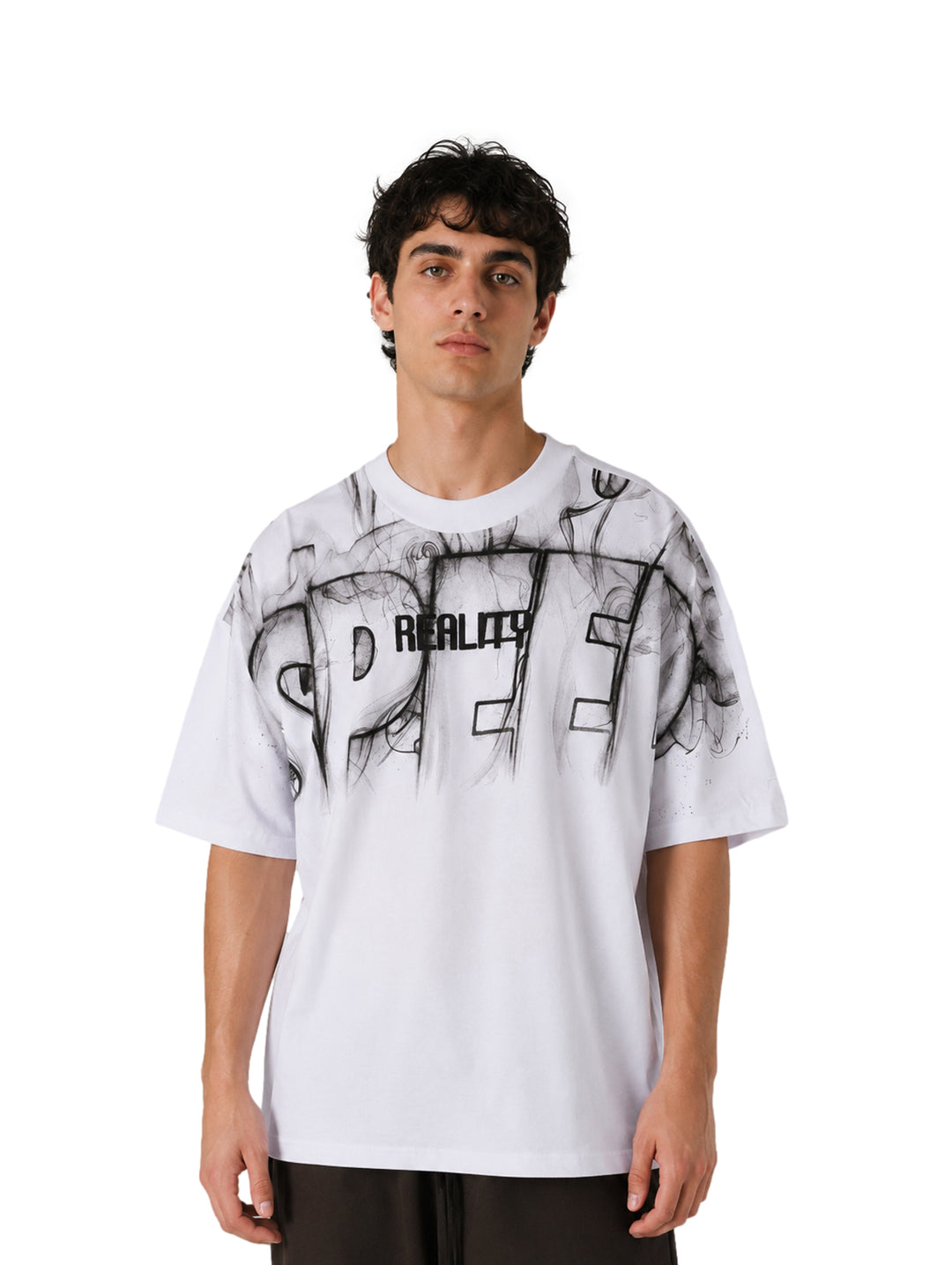 Hombre vistiendo playera blanca de manga corta con estampado gráfico negro en el pecho.