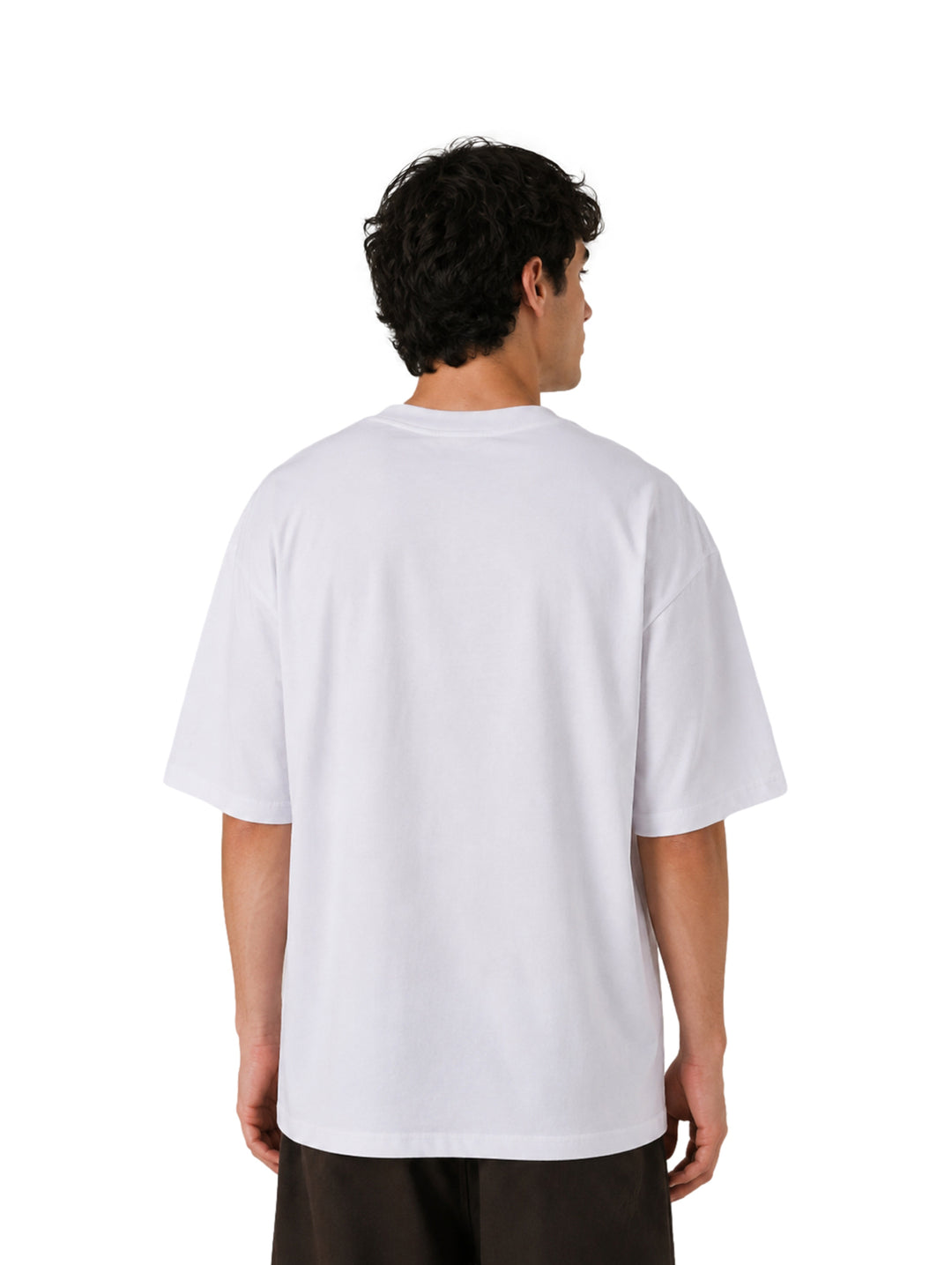 Hombre vistiendo playera blanca de manga corta con estampado gráfico negro en el pecho.