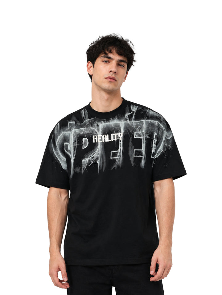 Hombre vistiendo playera negra de manga corta con estampado gráfico blanco en el pecho.