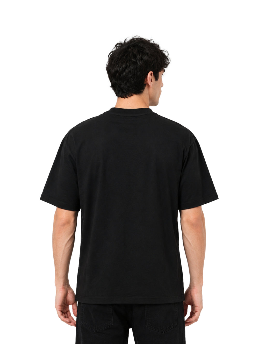 Hombre vistiendo playera negra de manga corta con estampado gráfico blanco en el pecho.