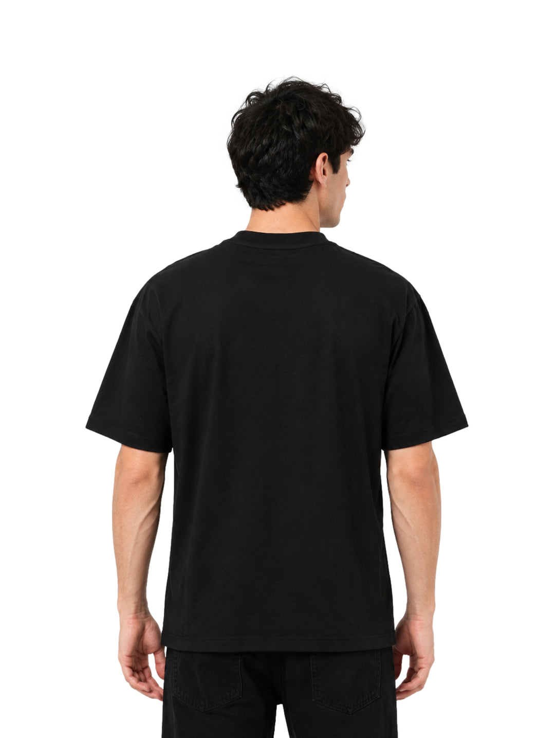 Hombre vistiendo playera negra de manga corta con estampado gráfico blanco en el pecho.