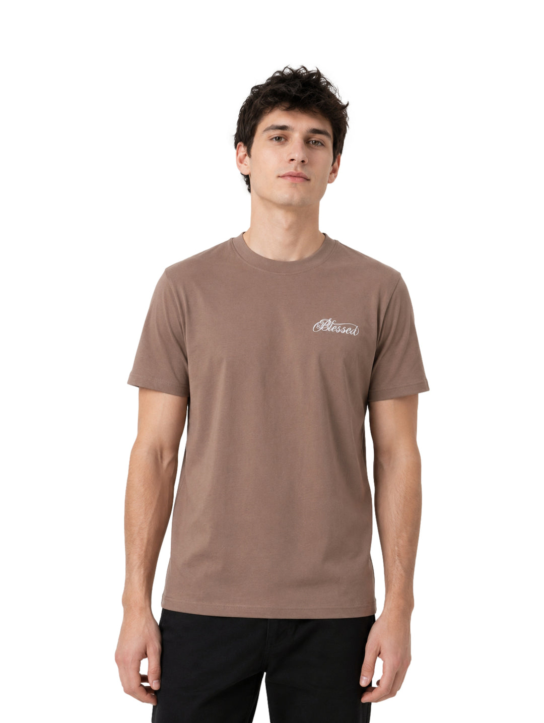 Hombre vistiendo una playera de manga corta color café con un pequeño logo blanco en el pecho.