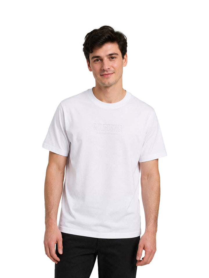 Hombre vistiendo una playera blanca de manga corta marca FIMONS.
