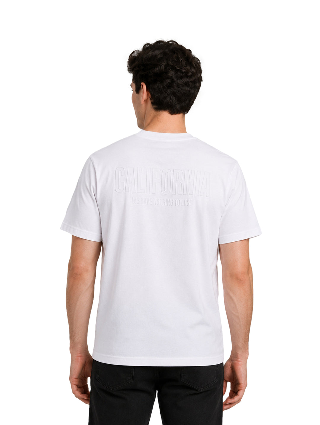 Hombre vistiendo una playera blanca de manga corta marca FIMONS.