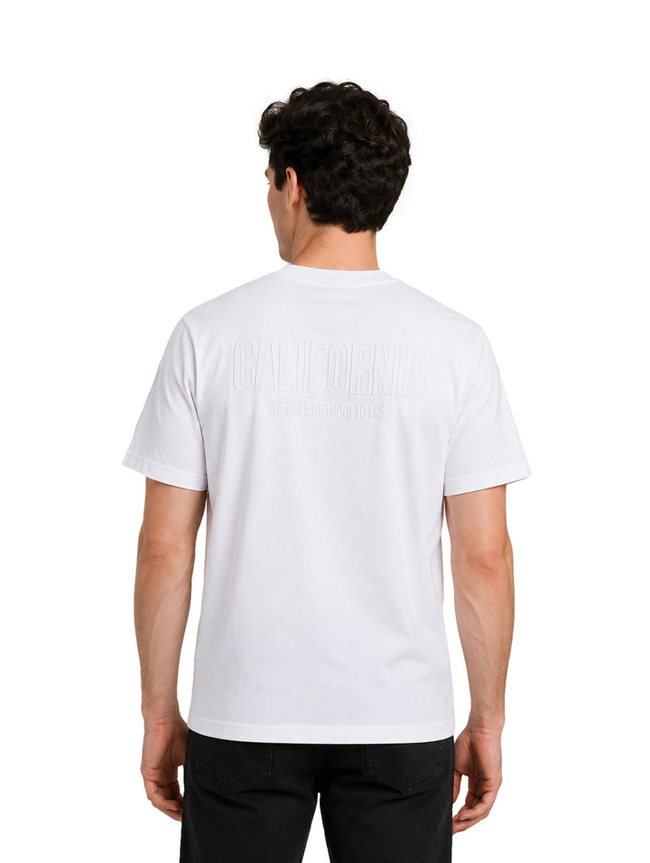 Hombre vistiendo una playera blanca de manga corta marca FIMONS.
