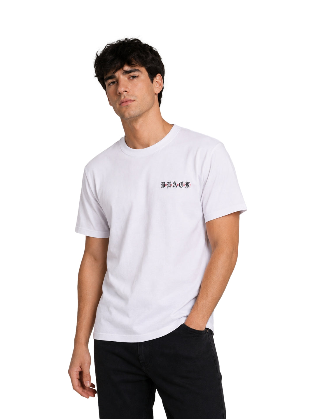Hombre vistiendo una playera blanca de manga corta con un pequeño logo en el pecho y pantalones negros.