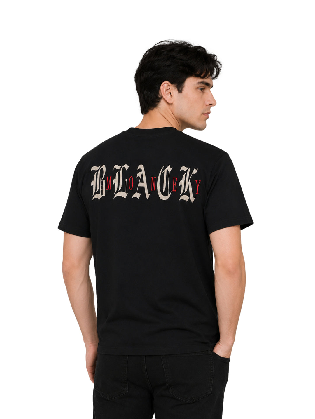 Hombre vistiendo una playera negra de manga corta con un pequeño detalle de texto en el pecho.