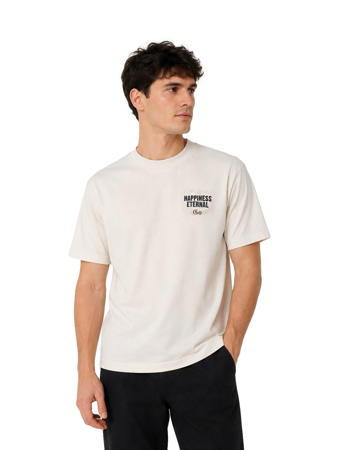 Hombre vistiendo playera de manga corta color beige con texto en el pecho.