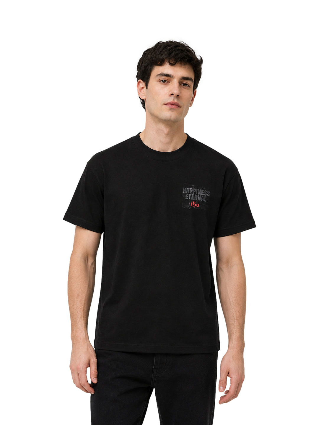 Hombre vistiendo una playera de manga corta color negro con un pequeño gráfico en el pecho.