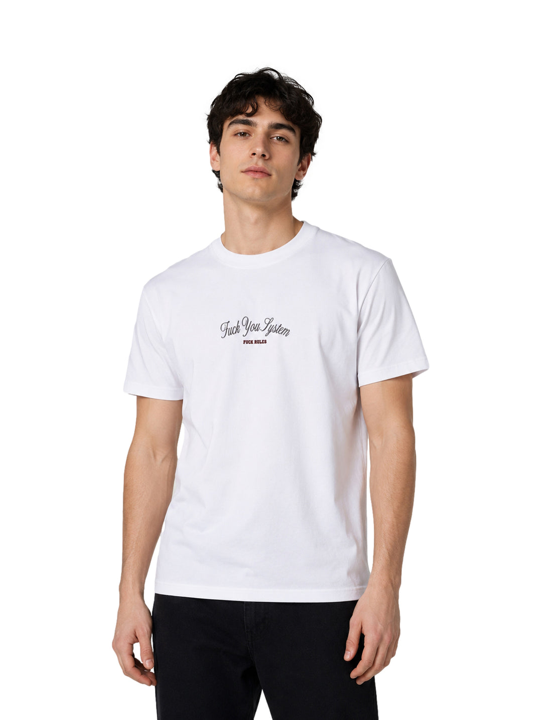 Hombre vistiendo una playera blanca de manga corta con un pequeño logo negro en el pecho.