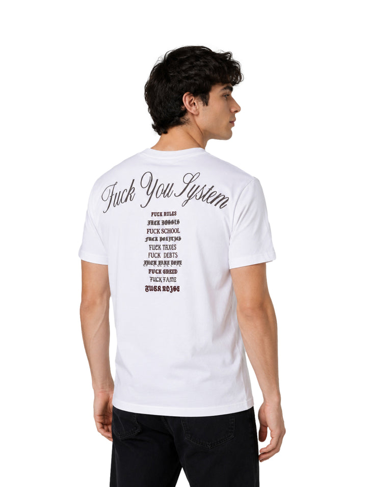 Hombre vistiendo una playera blanca de manga corta con un pequeño logo negro en el pecho.