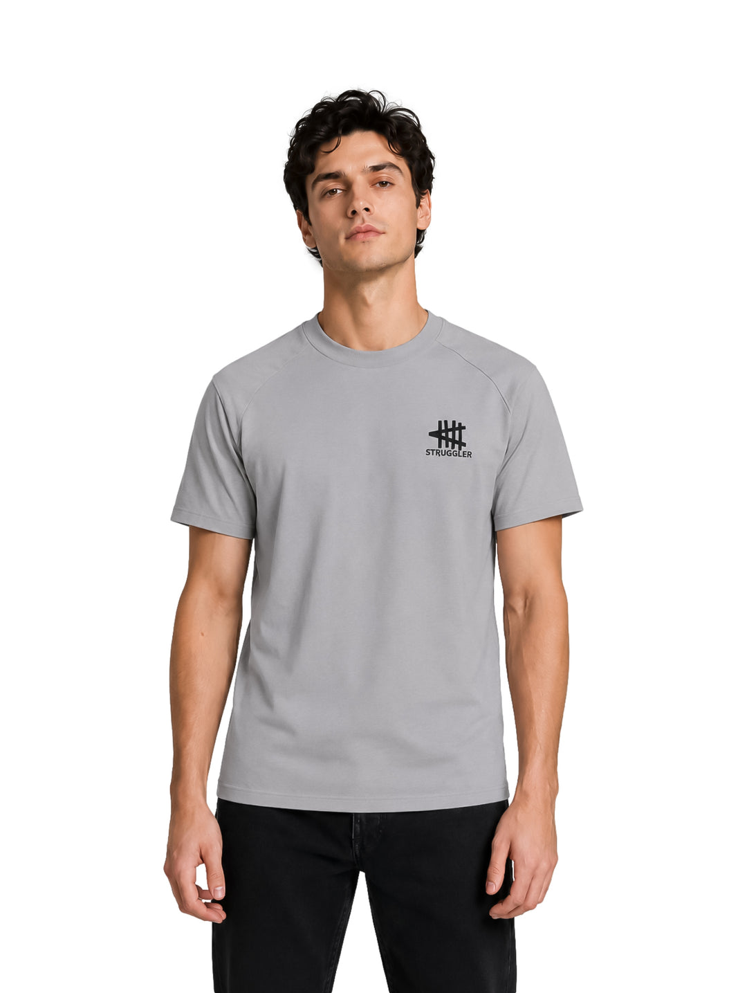 Hombre vistiendo una playera de color gris de manga corta con un pequeño logotipo negro en el pecho.