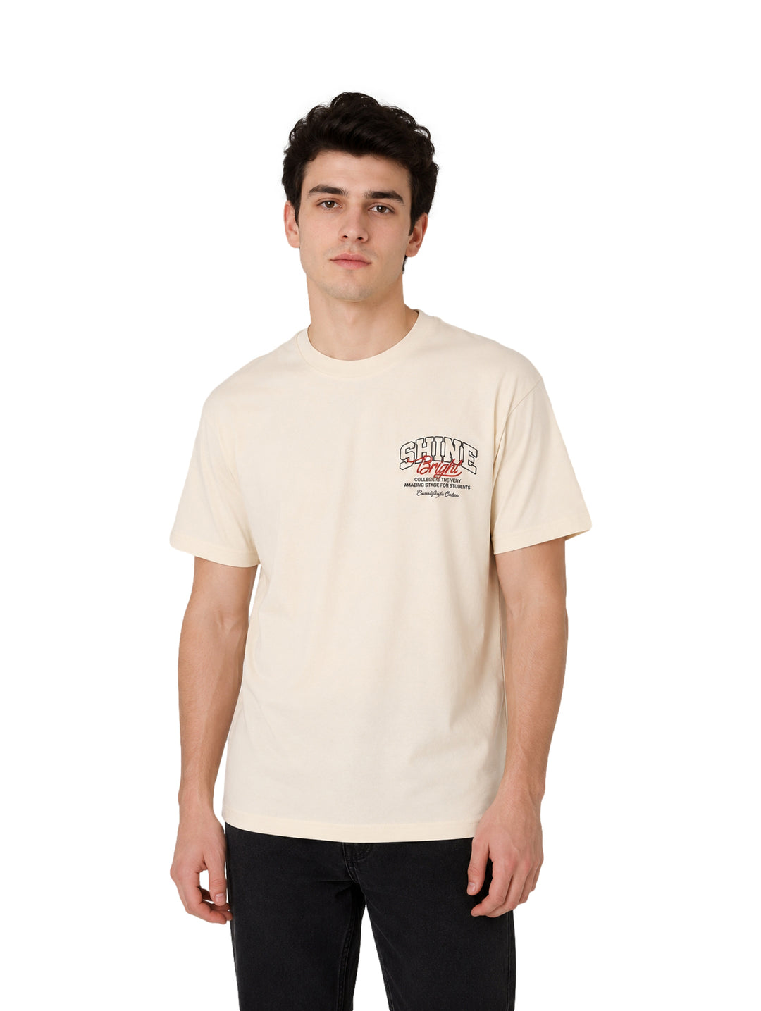 Hombre vistiendo una playera color beige de manga corta con estampado en el pecho.