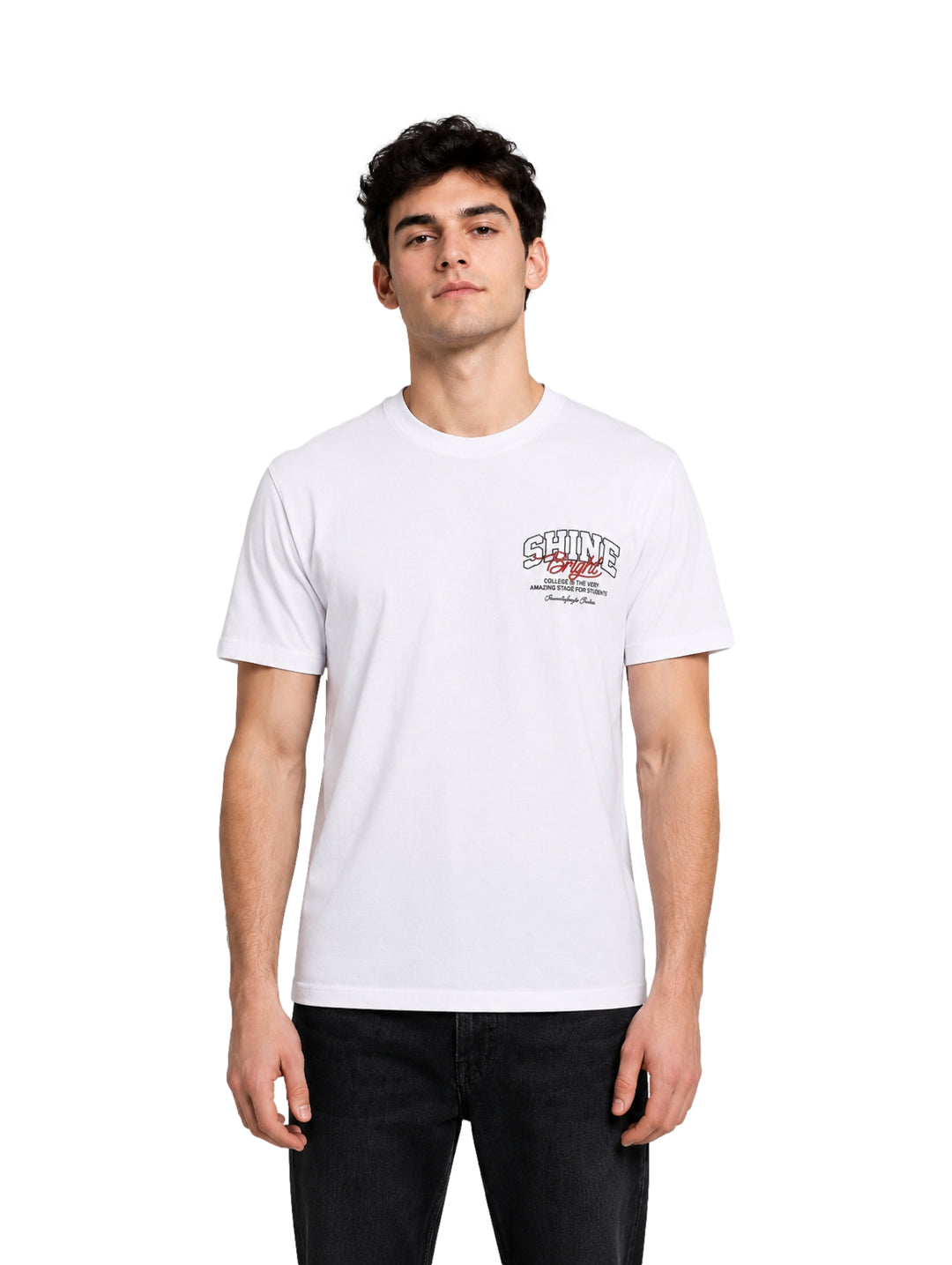 Hombre vistiendo una playera blanca de manga corta con un pequeño gráfico en el pecho.
