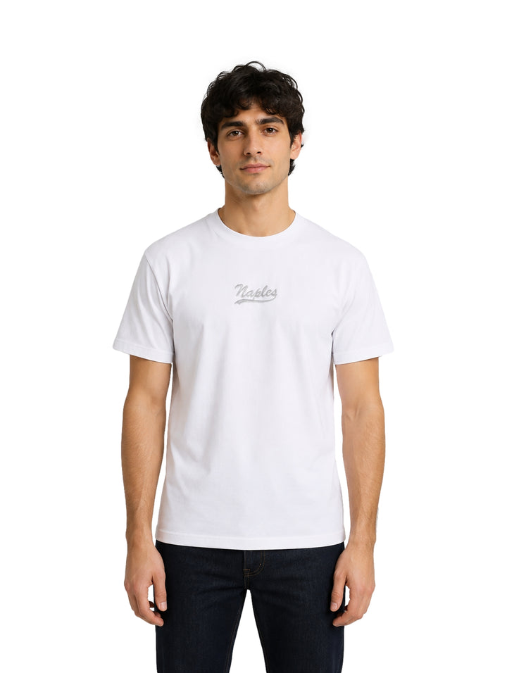 Hombre vistiendo una playera blanca de manga corta con el texto &