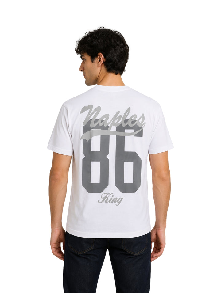Hombre vistiendo una playera blanca de manga corta con el texto &