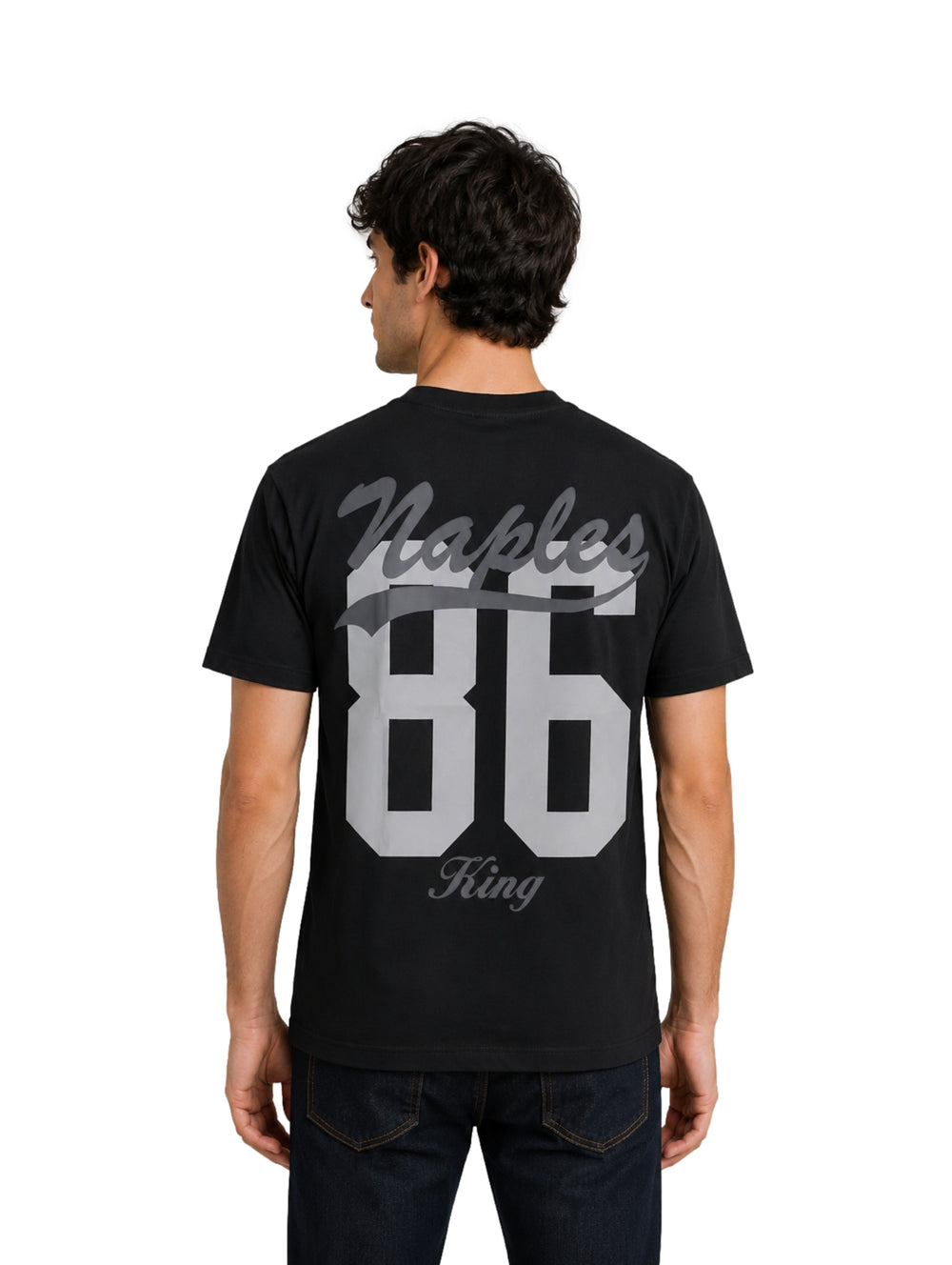 Hombre vistiendo una playera negra de manga corta con la palabra Naples en el pecho.