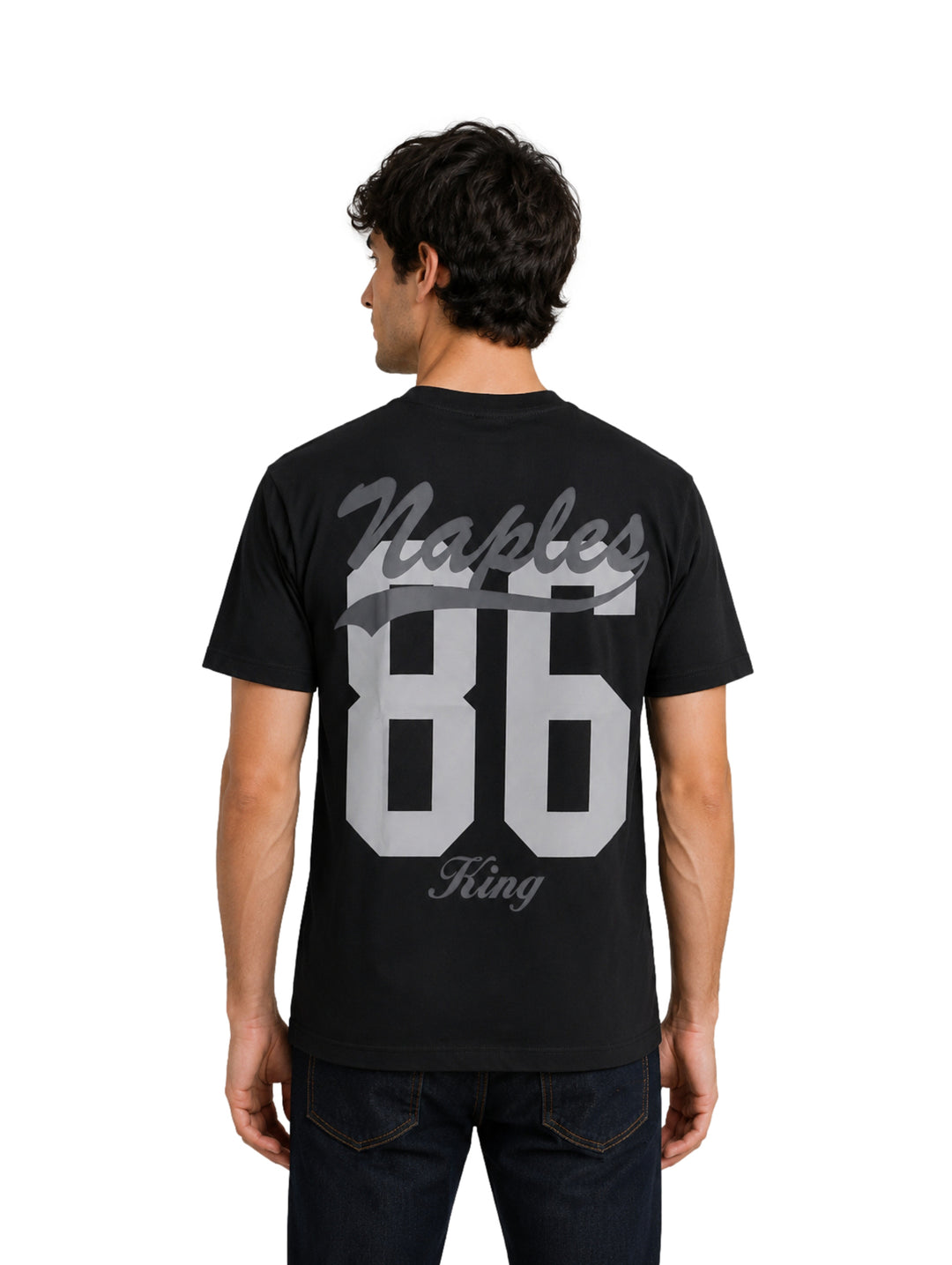Hombre vistiendo una playera negra de manga corta con la palabra Naples en el pecho.