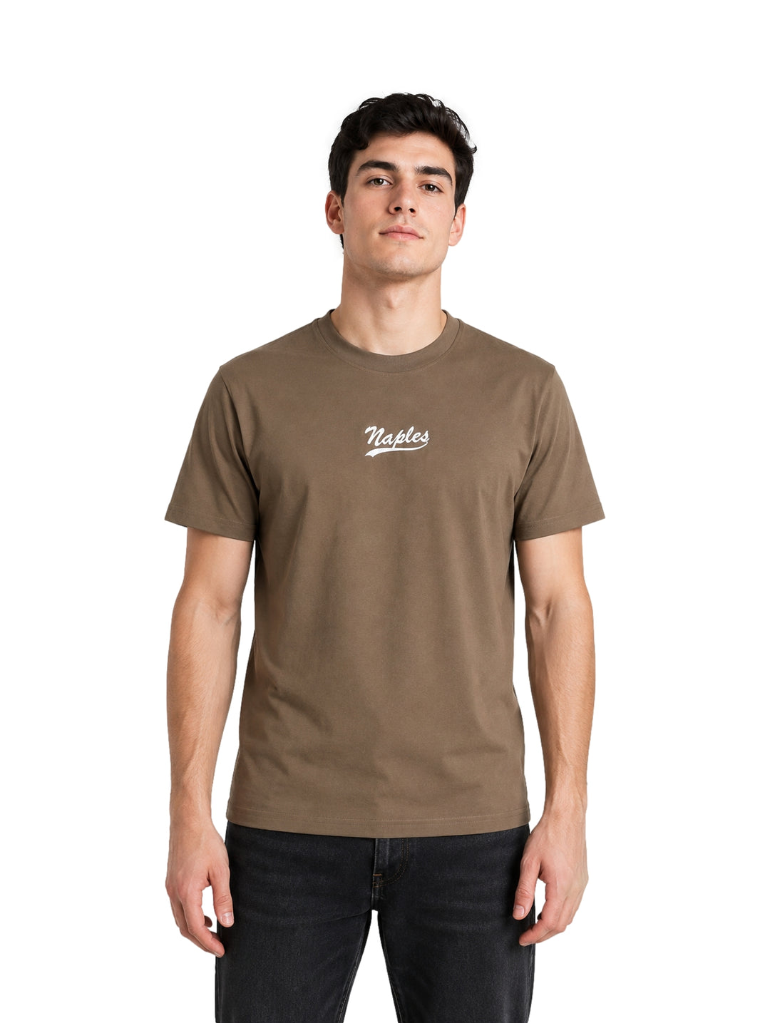 Hombre vistiendo una playera de color verde militar con el texto Naples en el pecho.