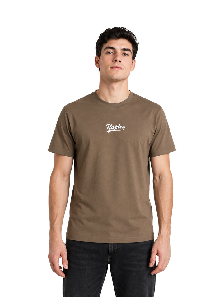 Hombre vistiendo una playera de color verde militar con el texto Naples en el pecho.