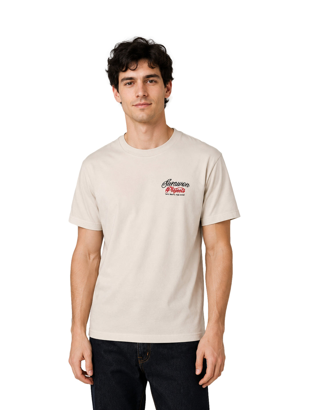 Hombre vistiendo una playera de manga corta color beige con un pequeño logotipo en el pecho.