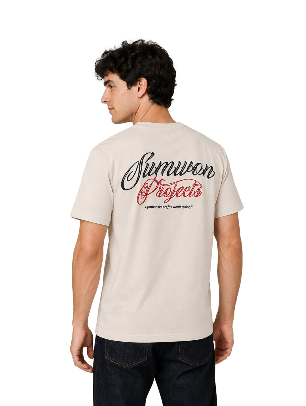 Hombre vistiendo una playera de manga corta color beige con un pequeño logotipo en el pecho.