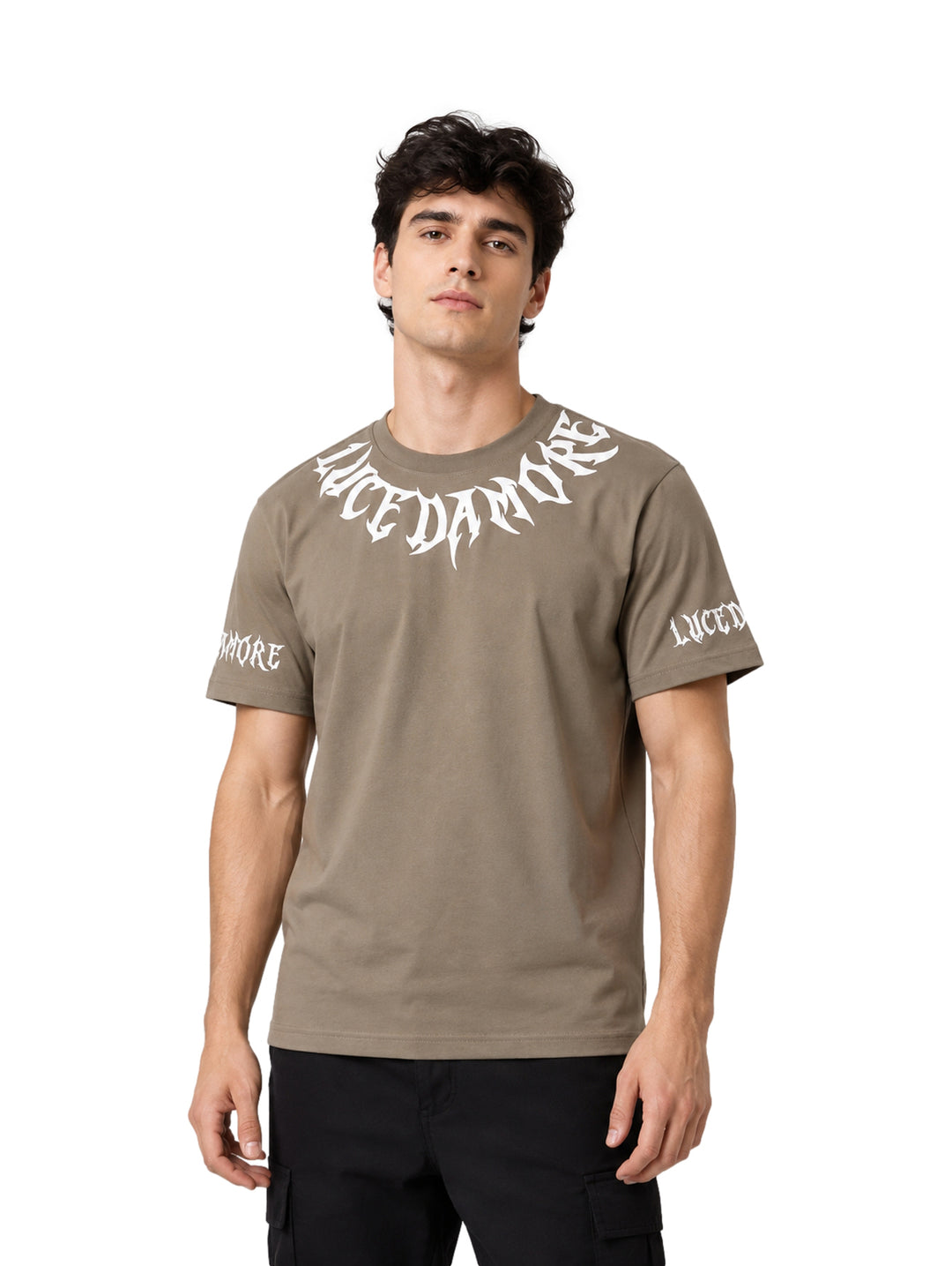 Hombre vistiendo playera color olive con letras blancas estilo gótico en el pecho y mangas.
