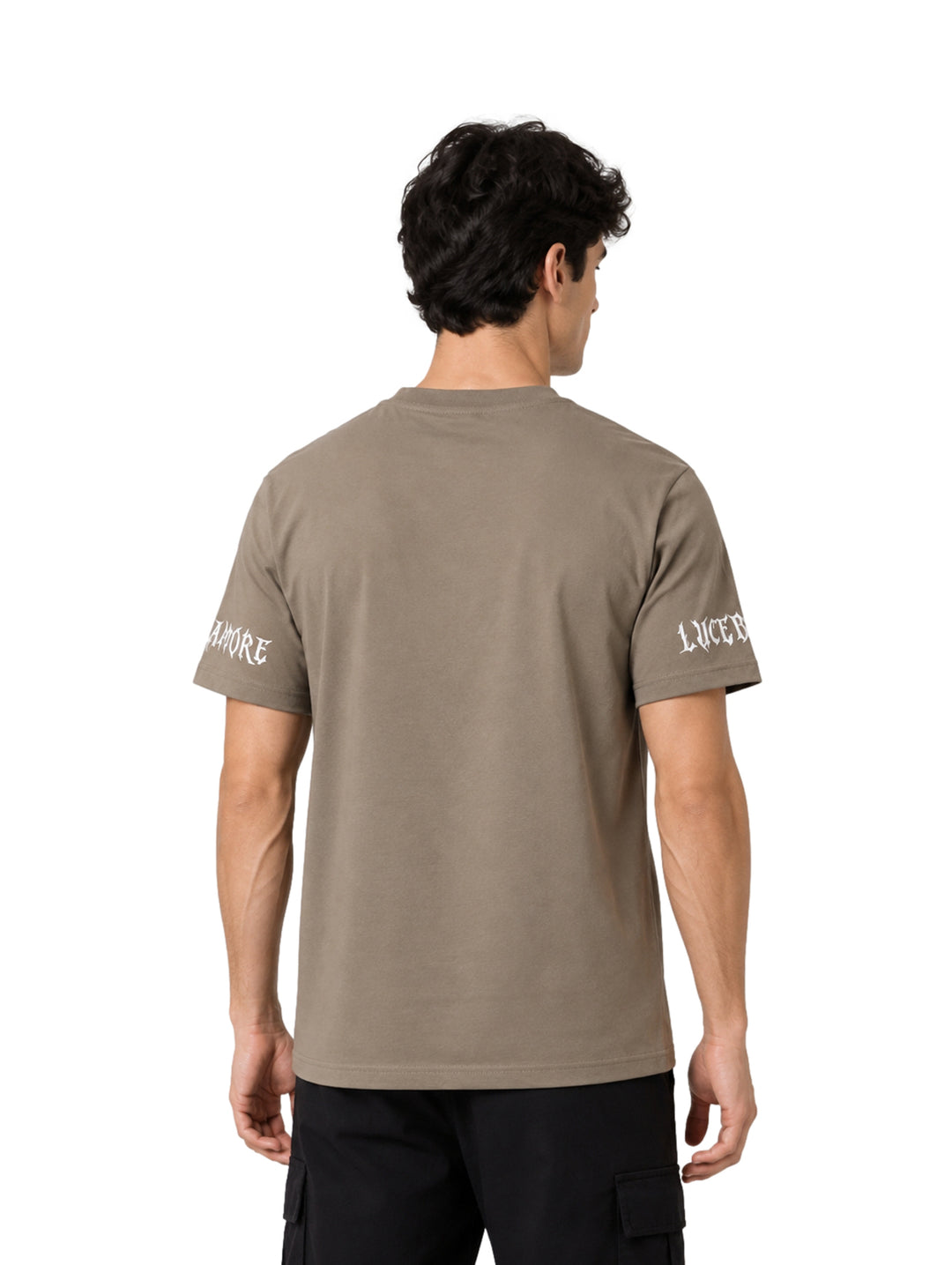 Hombre vistiendo playera color olive con letras blancas estilo gótico en el pecho y mangas.