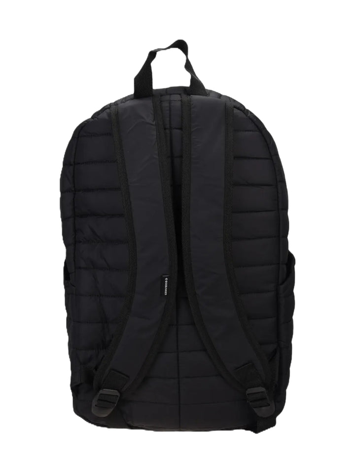 Mochila Converse color negro con diseño acolchado y compartimentos con cierre.