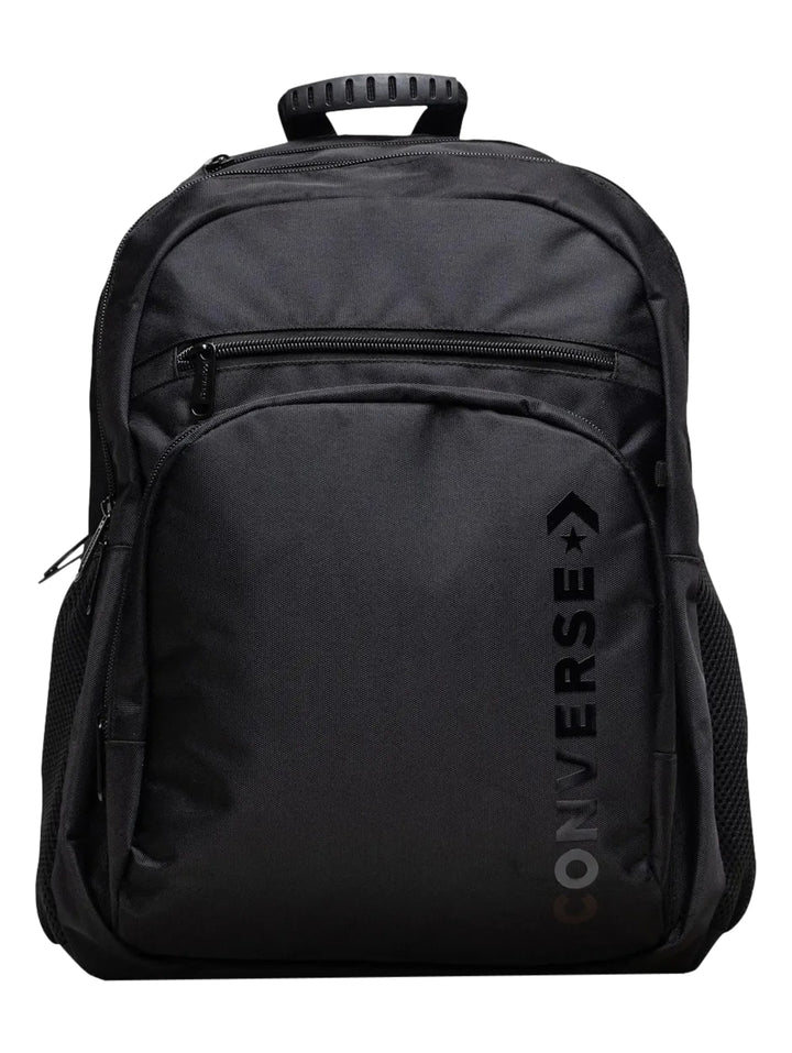 Mochila escolar Converse de color negro con logotipo frontal y asa superior.