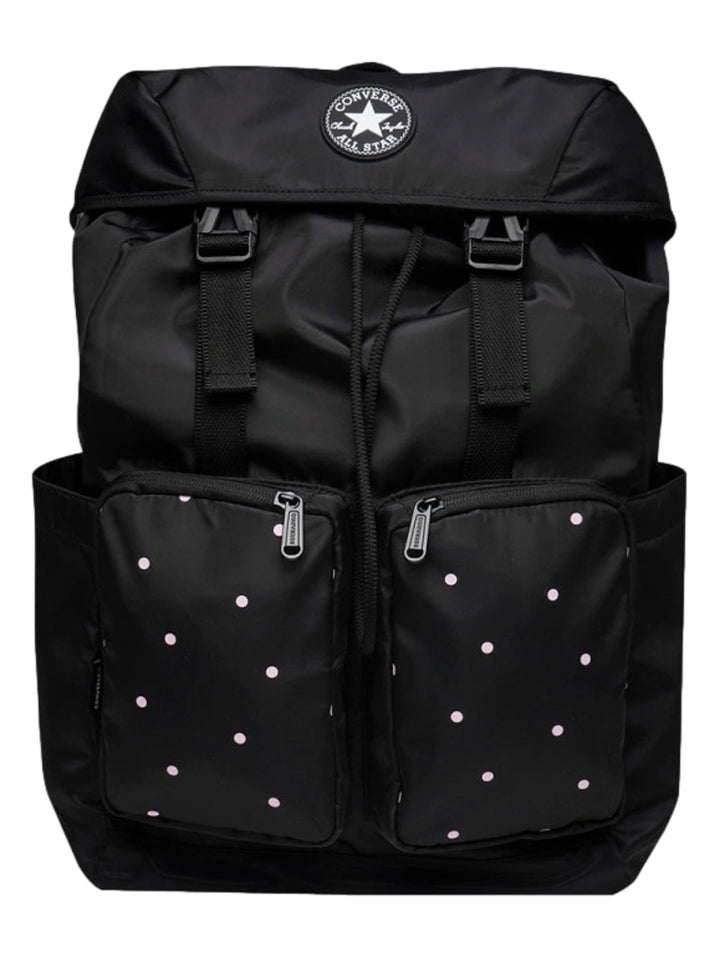 Mochila Converse color negro con estampado de puntos blancos en los bolsillos frontales.