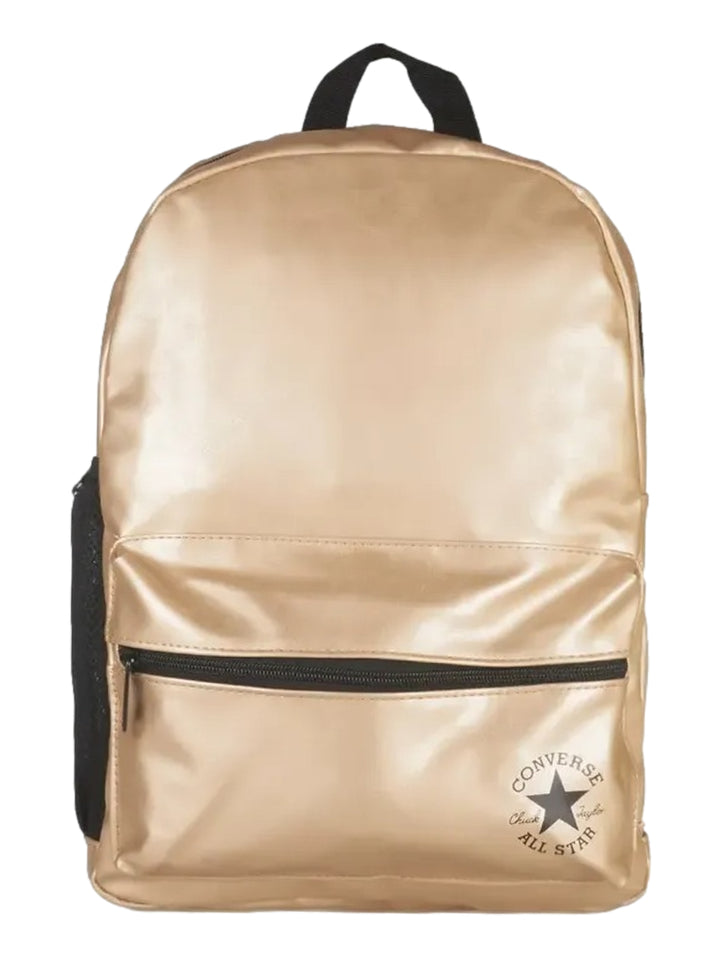 Mochila Converse de color oro metálico con detalles y logotipo en negro.